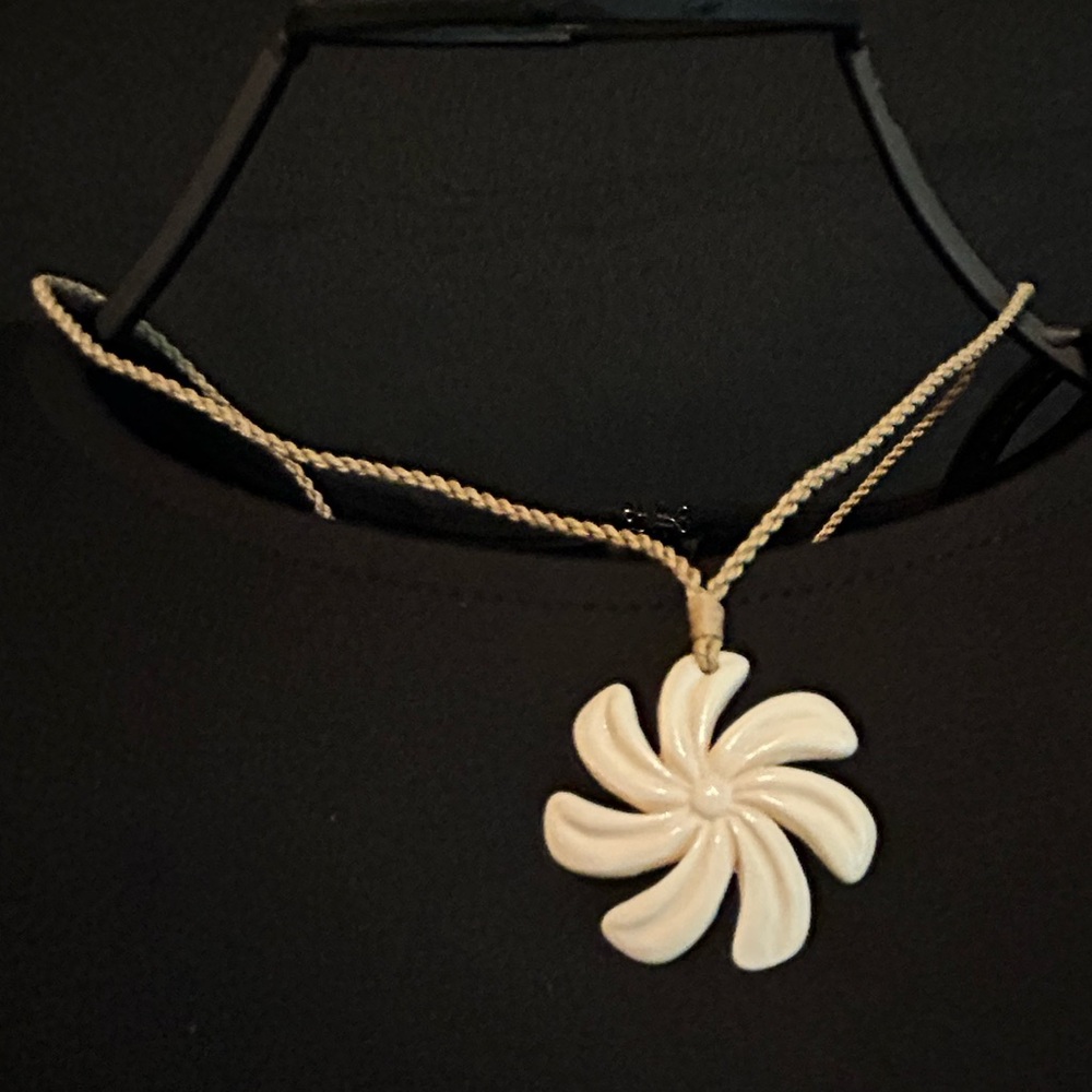 38MM CARVED CREAM JADE HAWAIIAN KIELE TAHITIAN TIARE GARDENIA FLOWER NECKLACE